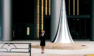 病理的な社会における女性の苦境と、そこから抜け出すための道
