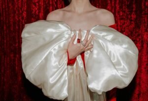 明星中的商务“性关系”——资本与欲望的交织